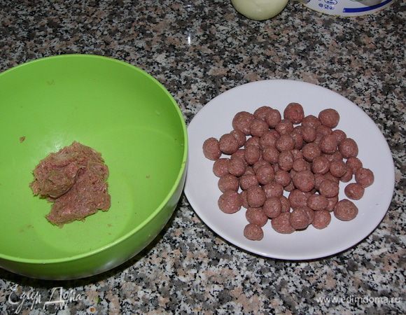 Хорошо вымесить фарш до однородной консистенции и слепить небольшие тефтельки величиной примерно с орех фундука. 
