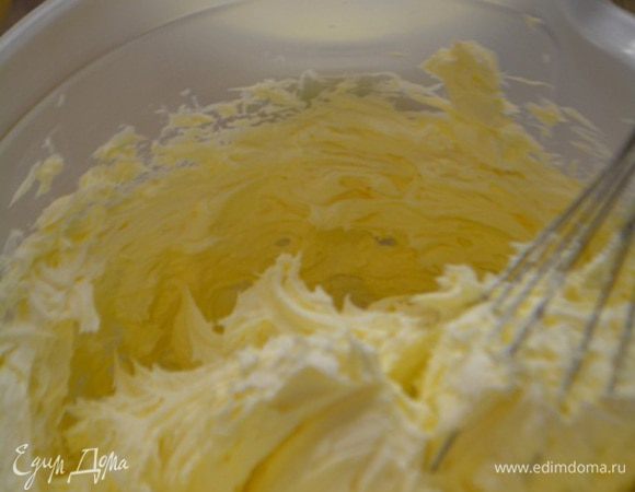 Сыр взбить немного, добавить сметану и сахар. Снова взбить.