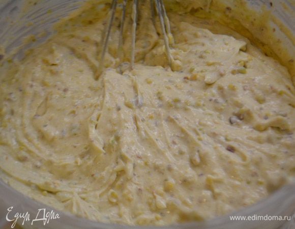 К этой массе добавить измельченные фисташки. Перемешать.