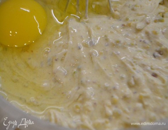 Добавить по одному яйцу, тщательно перемешать до однородности.