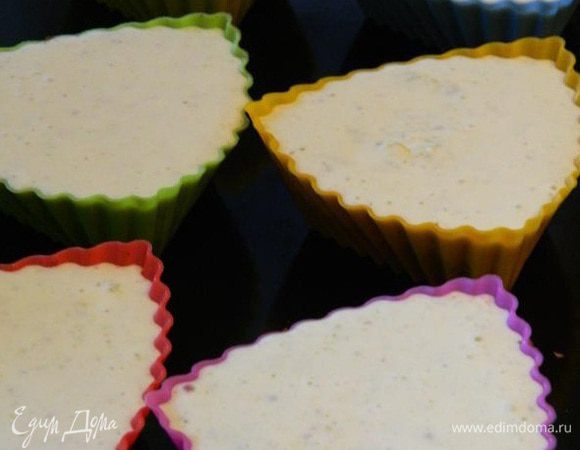 Разлить по формочкам и выпекать при Т 160 гр 40 минут. Предварительно налить немного воды на противень. Чтобы чизкейк получился удачным, духовка должна быть влажной. Не пугайтесь, если в конце выпекания серединка будет немного жидкой, после полного остывания она застынет.