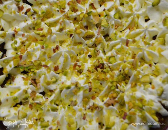 Можно сделать в одной большой форме, но тогда время выпекания и количество ингредиентов увеличится вдвое!
Я украсила взбитыми сливками и посыпала измельченными фисташками.