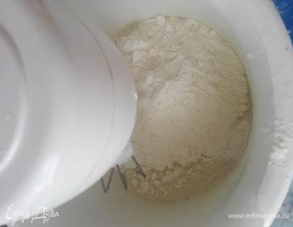 К смеси яиц и сахара добавляем муку.