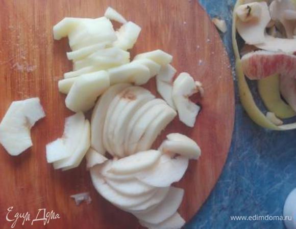 Очищаем яблоки от кожуры и семечек, нарезаем дольками.