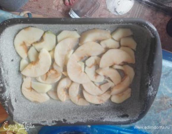 На дно формы выкладываем в один ряд яблоки.