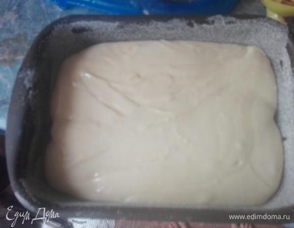 Выливаем тесто на яблоки, разравниваем если нужно. 