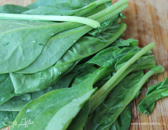 Шпинат промываем и нарезаем.