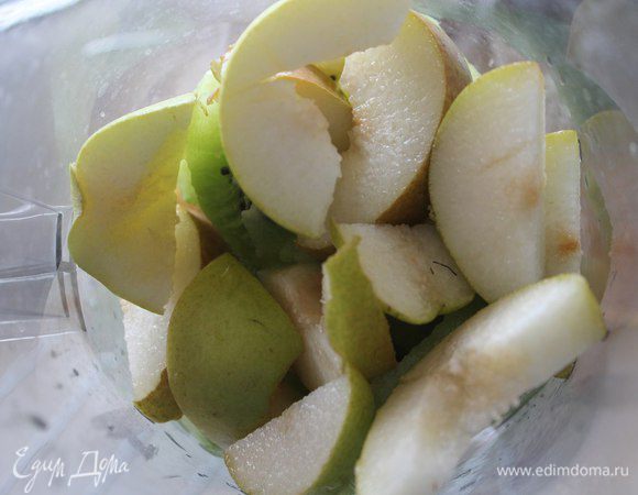 Фрукты нарезаем на кусочки.