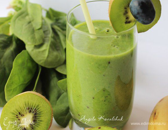Разливаем в стаканчики и наслаждаемся вкусным и полезным напитком. Несмотря на достаточное количество зелени, она почти не чувствуется, а вот над вкусом здесь преобладает киви! Выход напитка - 500 мл.