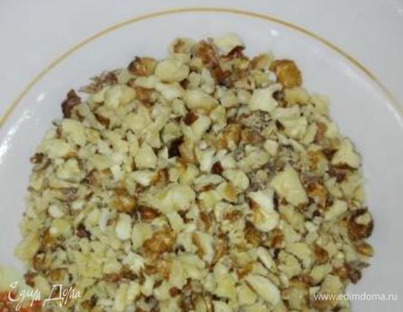 После даем им остыть. А пока они остывают, нарезаем грецкие орехи.