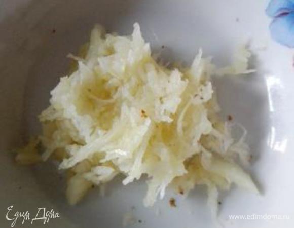 Трем на мелкой терке чеснок или используем чеснодавку. 