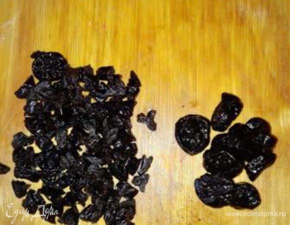 Нарезаем чернослив.