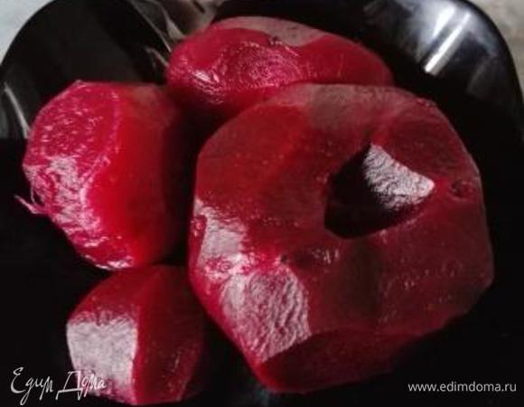 Когда бураки остыли, чистим их.