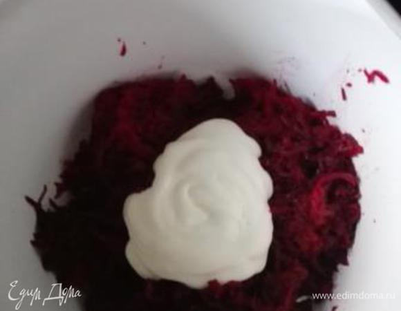 К натертым буракам добавляем нарезанные орехи, чернослив и чеснок. Заправляем это все майонезом. 