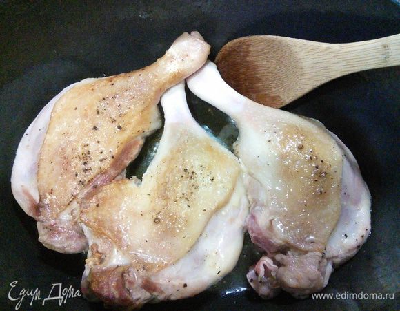 В утятнице или кастрюле с толстым дном разогреть столовую ложку топлёного масла (можно заменить на растительное или оливковое) и обжарить посоленные и поперченные утиные ножки с обеих сторон до золотистой корочки. 