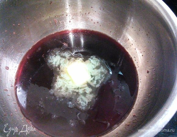 Для соуса смешать в ковшике портвейн с сахаром (по желанию) и лимонным соком. Уварить до 2/3 количества жидкости до загустения соуса. В конце вмешать масло. 