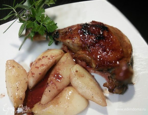 Теперь остаётся выложить утиные ножки на тарелку, гарнировать карамелизированной грушей и полить соусом из портвейна. 