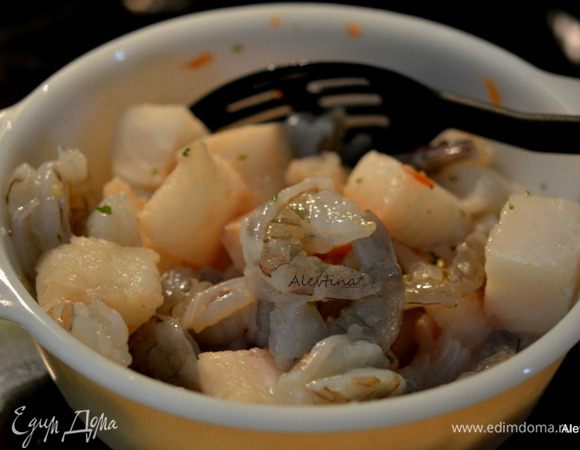 Очистить креветки свежие или размороженные. Филе белой рыбы порезать кубиками. Смешать в стеклянной емкости 2 ст.л сок лайма, 1/2 ч.л, соус Табаско и соль (вместо соли я использую овощную заправку на соли). Выложить креветки и рыбу в стеклянную емкость и перемешать все вместе. Поставить, прикрыв сверху в холодильник на 30 мин.