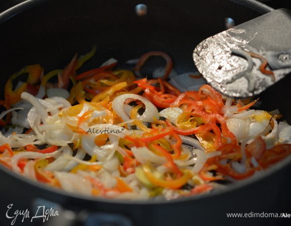 На сковороде разогреть масло, добавить тонко порезанный лук, сладкий болгарский перец, чеснок порезанный. Готовить до мягкости, помешивая.
