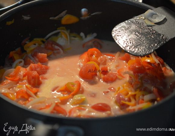 Добавить помидоры цельные и поломать вилкой. Вылить кокосовое молоко, 2 ст.л сока лайма, 1 ч.л соуса Табаско, соль 1/2 ч.л. Довести до кипения, убавить огонь и готовить еще 2-3 мин.