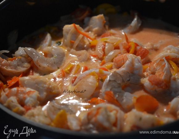 Добавить маринованные креветки с рыбой и готовить до готовности рыбы и креветок. Перед подачей посыпать зеленым порезанным луком. 