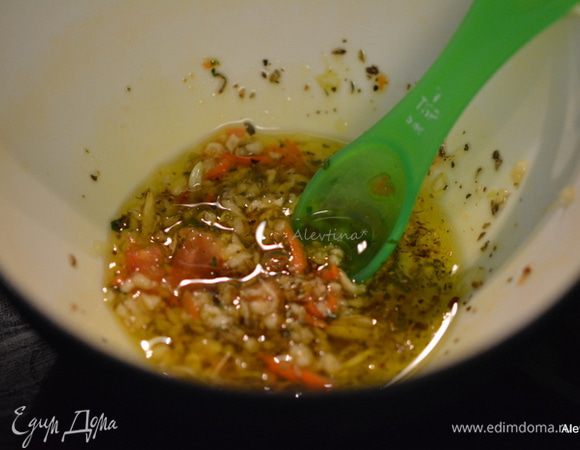 Разогреть духовку до 200 гр.
Чеснок 2 зубчика раздавить, смешать с орегано, солью и черным перцем, оливковым маслом.