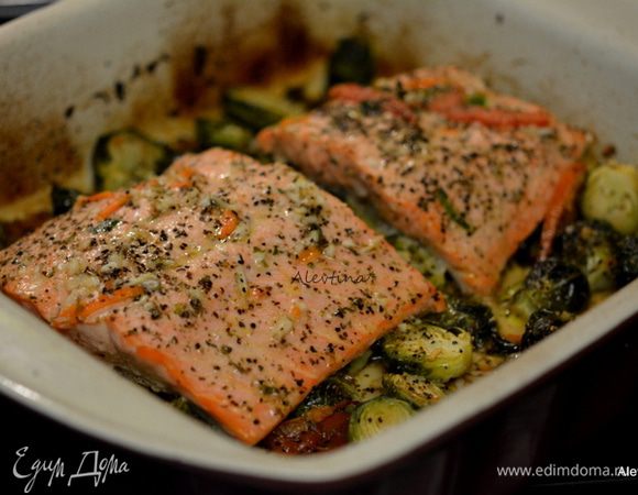 Достанем блюдо из духовки. Добавить вино, семгу, посолить и поперчить. выложить поверх капусты. Вернуть в духовку на 15 мин или до готовности рыбы.