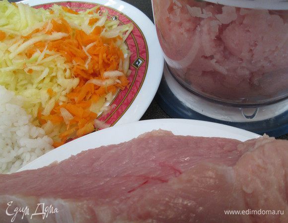 Подготовим все ингредиенты для тефтелей: индюшатину измельчим в блендере, морковь и кабачок натрем на терке, измельчим мяту.