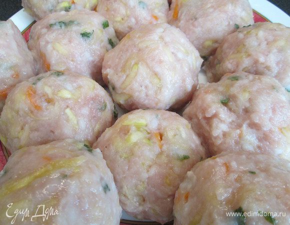 Перемешаем фарш тщательно и слепим тефтели.