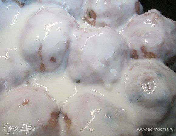 Из сливок (или сметаны с водой) и муки приготовим соус. 
Уложим тефтели в чашу мультиварки, зальем их соусом и приготовим на программе "Тушение".