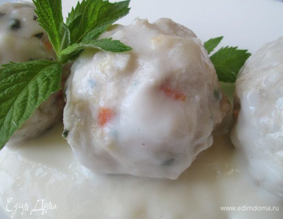 Готовые тефтели подаем с соусом, украсив листиками мяты.