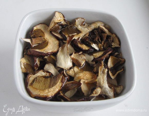 Замочить белые грибы в холодной воде примерно на два часа.