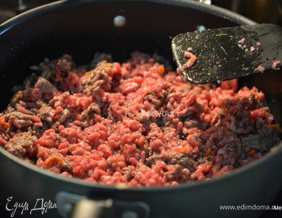 Говяжий нежирный фарш обжарить на горячей сковороде. Посолить и поперчить. Обжаривать примерно 5 мин.