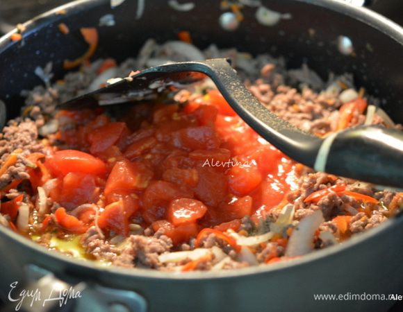 Добавить томаты в собственном соку, нарезанные кубиками, орегано и соль. Готовить, помешивая 30 мин.