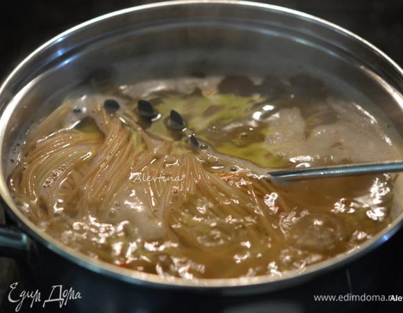 Отварить спагетти в соленой воде на 2 мин меньше, чем указано на упаковке. Воду отлить. Духовку разогреть до 180 гр.