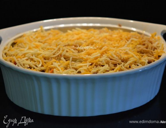 В форму для запекания выложить третью часть мясного соуса, затем часть спагетти, сыр и так повторять, чередуя. Третью часть сыра отложить в сторону. Поставить в духовку на 30 мин. Добавить сверху сыр и вернуть в духовку на 3-5 мин.