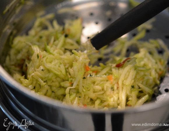 Разогреть духовку до 210 гр. Натереть цукини так, чтобы было 3/4 мерного стакана. Выложить протертый цукини в дуршлаг, посолить 1/4 ч.л соли и перемешать. Дать постоять 10 мин. Промыть под водой. Убрать лишнюю жидкость.