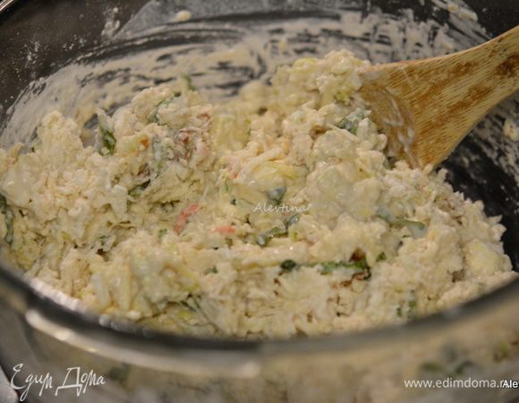 Добавить масло в муку, порубить, тесто будет комковатым. Добавить цукини, сыр протертый как моцарелла, например, и чеддар, томаты вяленые нарезанные и свежий базилик нарезанный. Добавить молоко и перемешать без усердства.