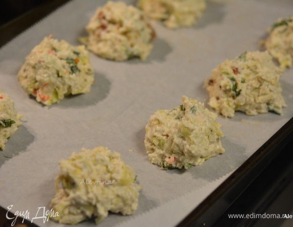 Выкладывать ложкой на смазанные противни или с бумагой для выпечки. Поставить в духовку на 22-25 мин.