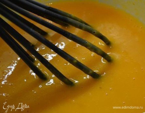 Пюре я приготовила заранее, для этого тыкву почистила и порезала тонкими кусочками, выложила на противень и смазала подсолнечным маслом. Выпечь при Т 180г 30 минут. Пюрировать блендером или помять толкушкой.
Яйца, сахар, 100 г молока, растительное масло и тыквенное пюре смешать до однородного состояния.