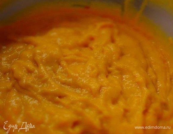 К этой смеси добавить просеянную муку с разрыхлителем и соль, перемешать, чтобы не было комочков.