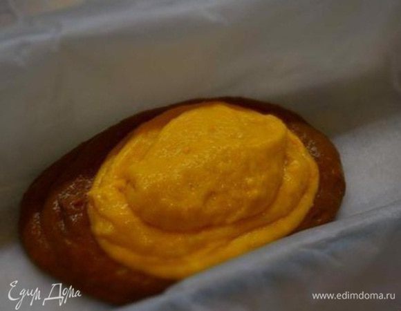 Форму смазать маслом или выстелить пекарской бумагой. В центр формы выложить 3 ст. л. темного теста, на него 3 ст.л светлого теста.