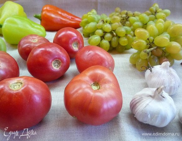 Подготавливаем банки и крышки. Промываем их и стерилизуем. 
Промываем листья вишни и смородины, веточки укропа, листья хрена и овощи. Сладкий перец очищаем от семян, нарезаем дольками, острый перец – колечками или кусочками.
Очищаем зубчики чеснока.
