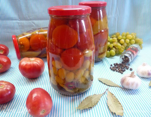 В каждую банку всыпаем 1 стол. ложку соли и 1 стол. ложку сахара. 
Заливаем кипятком и даем постоять под крышкой 20 минут.
Аккуратно сливаем полученный маринад, доводим его до кипения и снова им же заливаем помидоры. Добавляем в каждую банку 1 стол. ложку 9% уксуса и закрываем крышками.
Переворачиваем банки вверх дном, укутываем и оставляем остывать.
Храним в нежарком, темном месте (лучше всего – в подвале).

