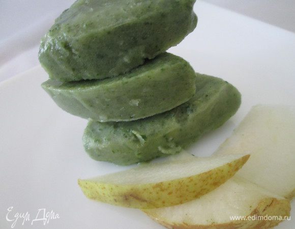 Освежающее сочетание фруктов, можно использовать в виде лакомства в замороженном виде.
Замораживать в плоской форме 3-5 часов. Можно добавить сливки и сделать узор, как в супе.
Нарезаем сорбе горячим ножом и подаем с грушевым или апельсиновым джемом.