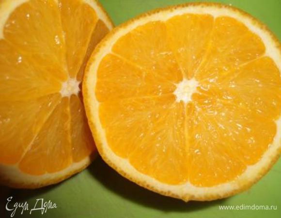 Для начала выжмем сок из апельсина. 