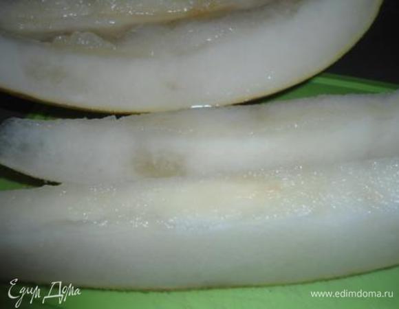 Две дольки дыни (у меня сорт торпеда) очистим от кожуры и порежем кубиками.