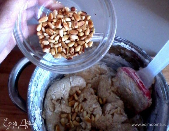 Добавить яйцо, снова взбить. Муку, разрыхлитель, корицу и мускатный орех просеять и смешать. Добавить обжаренные кедровые орешки.
