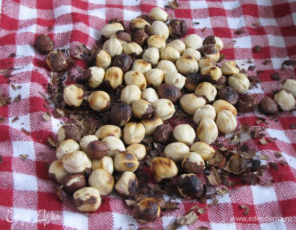 Тем временем фундук поджарить на сухой сковороде, высыпать на полотенце, свернуть полотенце и потереть, чтобы избавиться от шелухи.