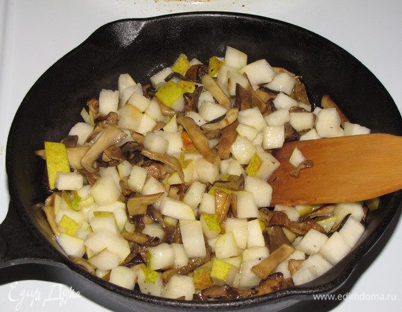 Грибы промыть от песка, отжать и нарезать соломкой. Растопить в сковороде с толстым дном 2 ст. л. сливочного масла и обжарить грибы на очень слабом огне 5-7 минут. Твердую грушу нарезать кубиком, сбрызнуть лимонным соком.  Добавить в сковороду оставшееся масло и грушу. Прогреть, снять с огня. Переложить в миску и полностью остудить.